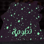 صورة بطانية نجوم متعددة الألوان تتوهج في الظلام للأطفال (مع إمكانية طباعة الاسم)