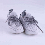 صورة حذاء أبيض مع ألوان مضيئة للأطفال