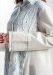 صورة 23SS1TB697304 قميص أبيض طويل مع نقش أزرق للنساء