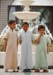 صورة دشداشة موسلين سعودي رمادي غامق للأولاد