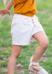 صورة تيا شورت أبيض بأزرار أمامية للأطفال