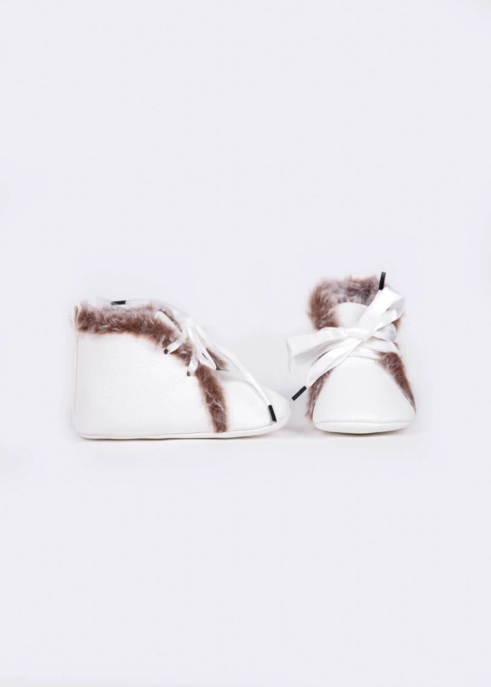صورة حذاء فرو داخلي أبيض للأطفال (مع خيار طباعة الحروف الأبجدية)