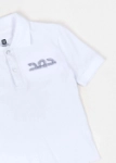 صورة قميص بولو أبيض للمدرسة (مع إمكانية تطريز الإسم باللون الرمادي)