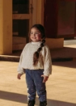صورة بلوزة شتوية منقوشة باللون البيج للأطفال