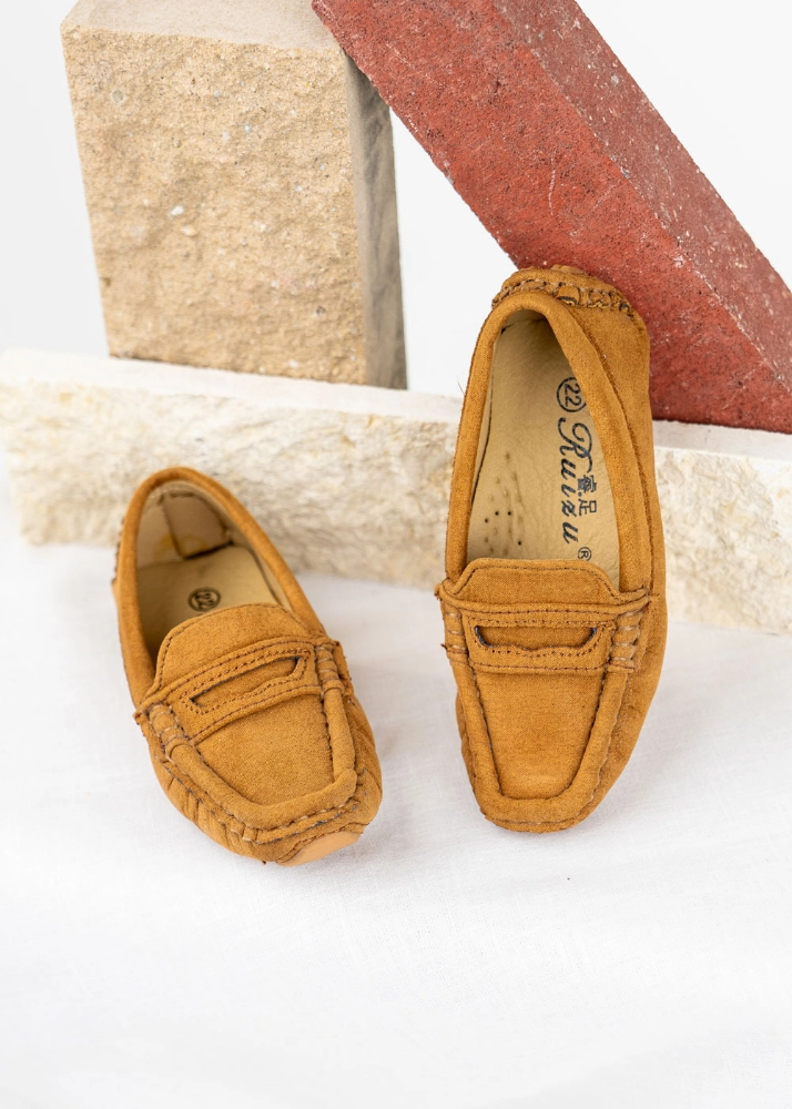 صورة حذاء سويدي بني للأولاد